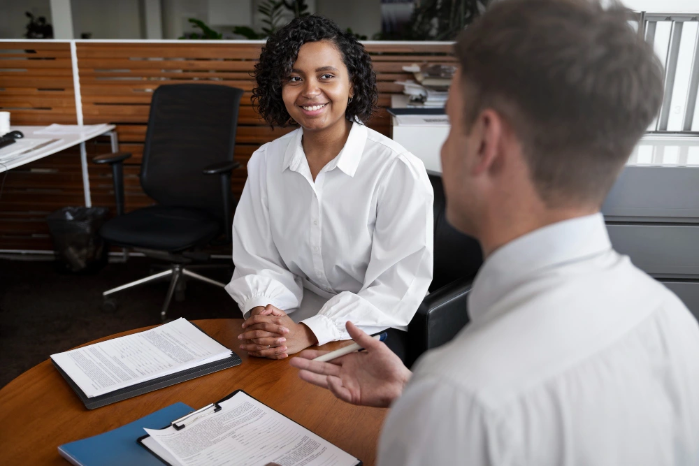 Como se sair bem em uma entrevista de emprego? Confira 3 dicas!