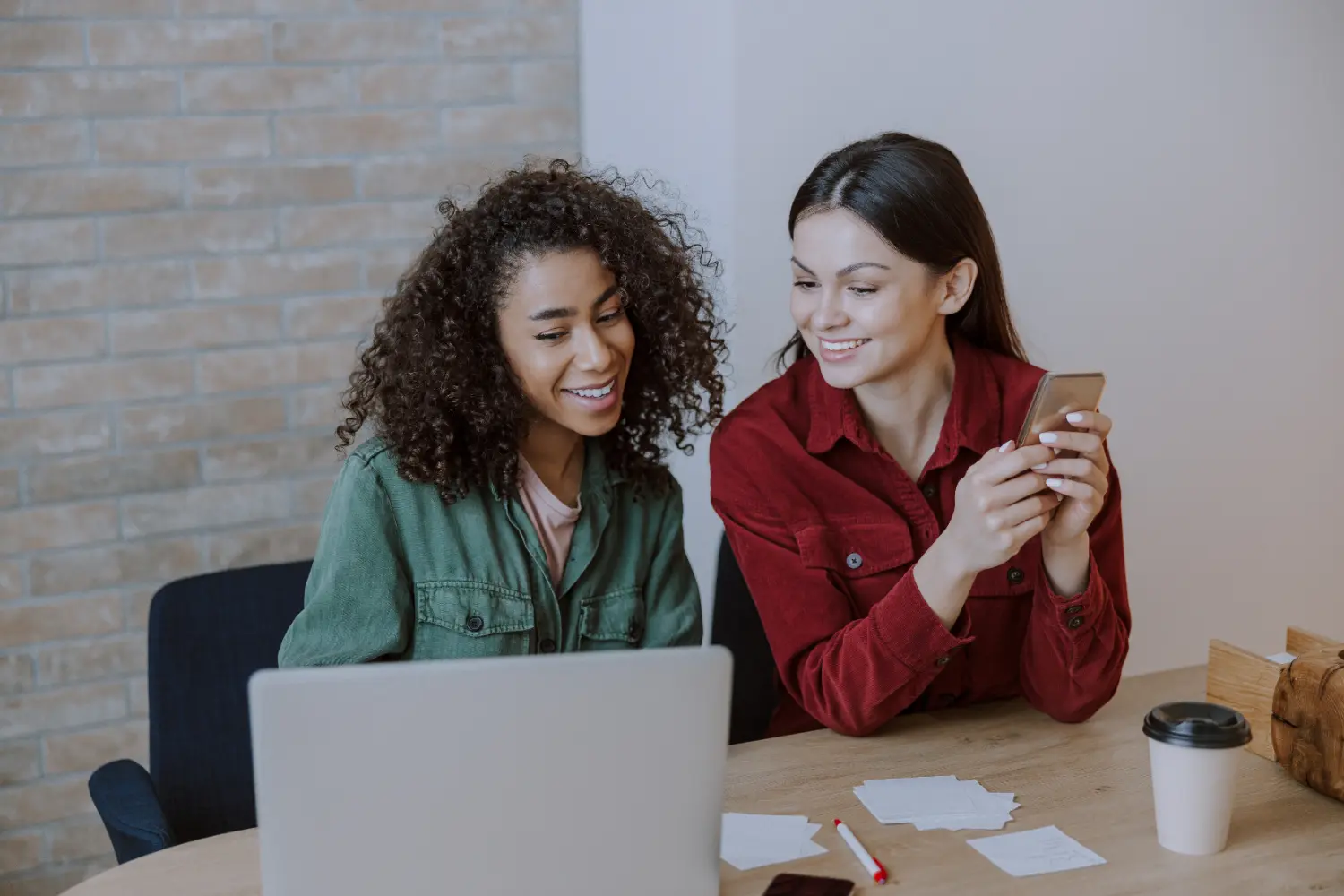 Cargos Operacionais: Entenda as Diferenças Entre Auxiliares, Assistentes e Analistas